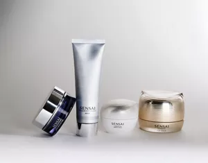 Feuchtigkeitsmasken von SENSAI nebeneinander auf einer weißen Oberfläche vor einem neurtralen Hintergrund